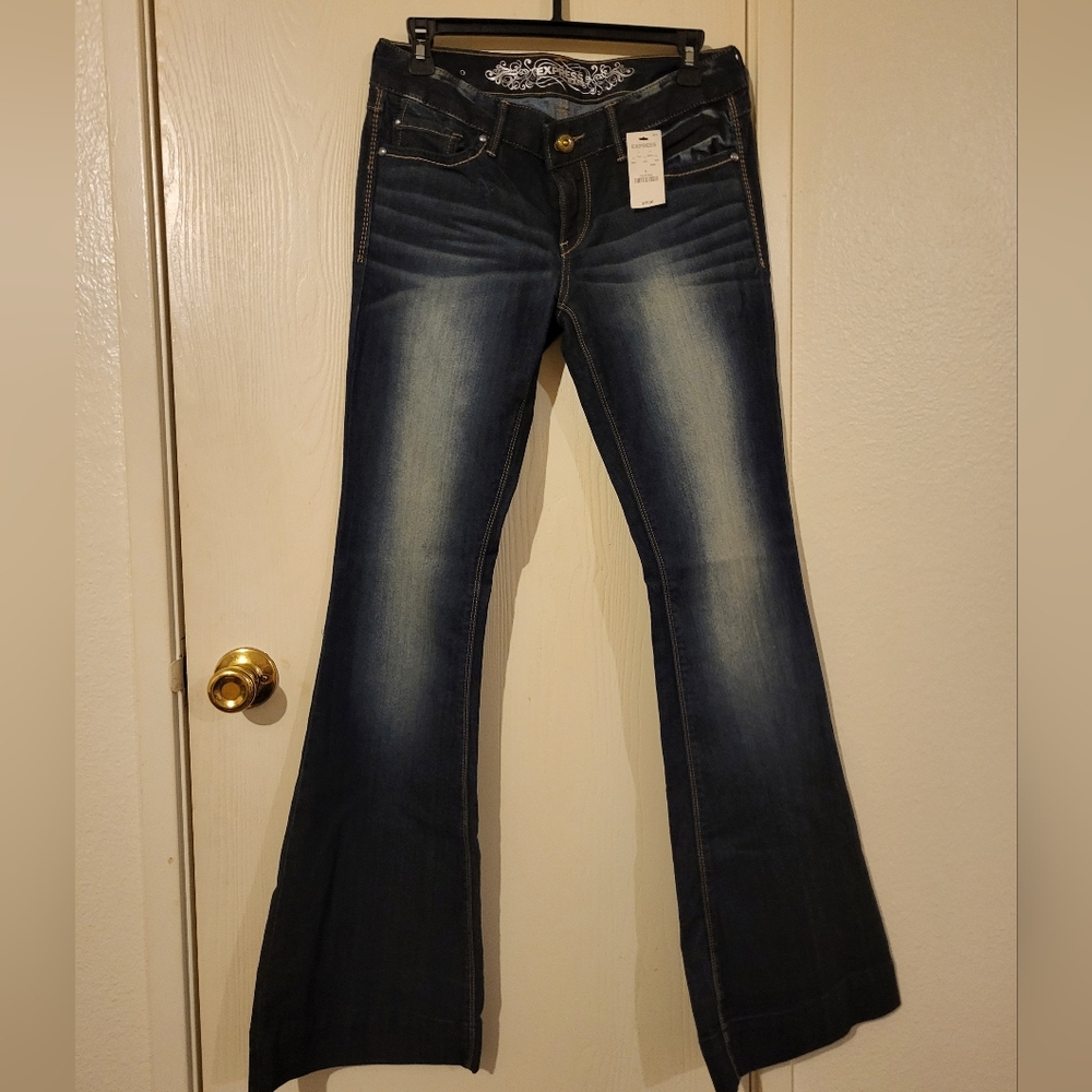 NWT express Stella flare, regular fit, low rise size 4